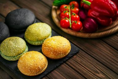 Altı Hamburger ekmeği veya dokulu tablo veya Counter yüzey iki satırda düzenlenen akşam yemeği rulo çeşitli yüksek açılı görünüş