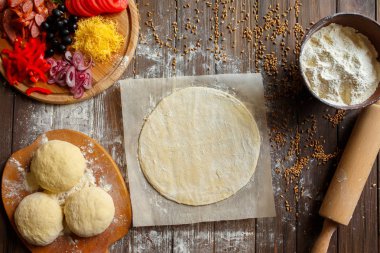 İçi ahşap kaplı pizza hamuru, yukarıdan çekilmiş.