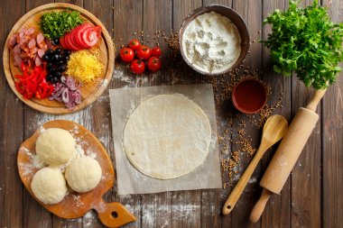İçi ahşap kaplı pizza hamuru, yukarıdan çekilmiş.