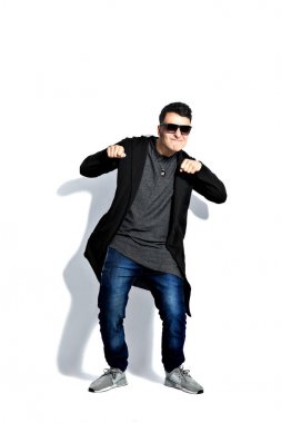 garip adam tutum adam bir Mısır gibi yürüme izole beyaz arka plan üzerinde