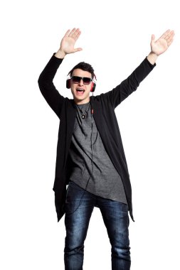 Müzik dinlerken kadar elini yükselterek kulaklık ile çekici bir adam