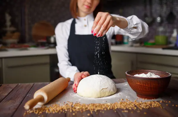 Gröda kvinnan matlagning i förkläde — Stockfoto