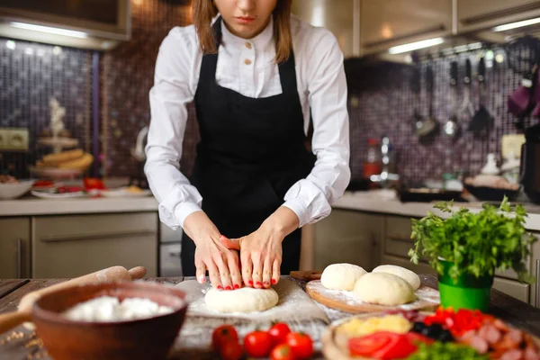 Mujer de las cosechas cocinar en delantal —  Fotos de Stock