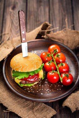 Tablo üzerinde domates ile iştah açıcı burger