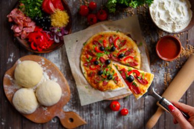 Elinde pizza tutan bir kadın.