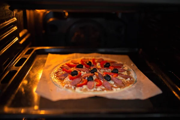 Frische Pizza auf einem Blech — Stockfoto