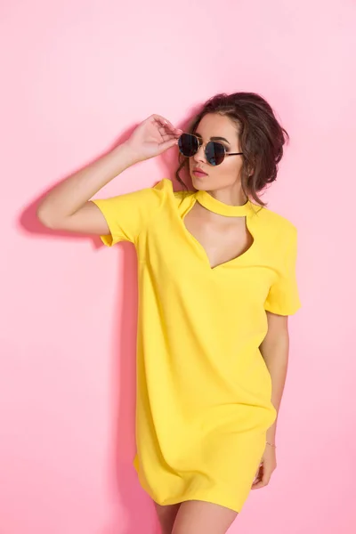 화려 한 색깔의 옷을 입고 선글라스를 쓴 아름다운 소녀 — 스톡 사진