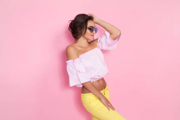 Hermosa chica en ropa colorida con gafas de sol —  Fotos de Stock