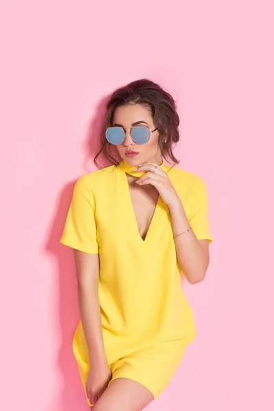 Gyönyörű lány színes ruhában, napszemüvegben. — Stock Fotó