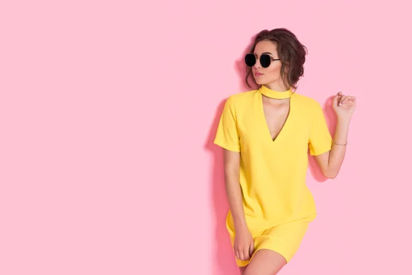 Beautiful girl in colorful clothes wearing sunglasses — Stock Photo, Image