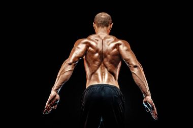 Arkadan görünüşü tanınmayan adam, güçlü kasları aşağı silah ile poz. İzole