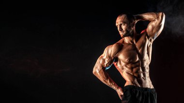 Mükemmel karın kasları, omuzları, pazıları, kasları ve göğsü olan güçlü bir vücut geliştirici..
