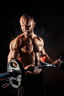 Hardy adam ağır bar ile egzersiz yaparak