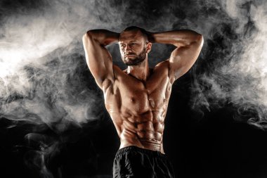 Kafasına silah ile poz profesyonel vücut geliştirmeci