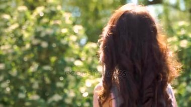 Şık genç kadın yürüyüşe yatay açık havada çekim