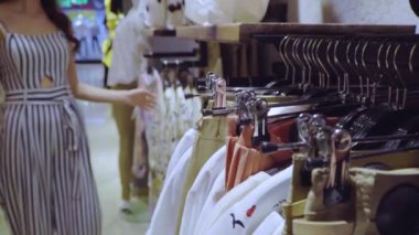 Şık kadın giysiler seçmek