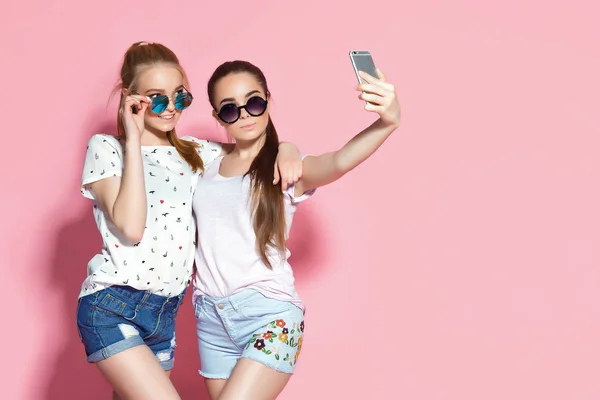 Jóvenes amigos tomando selfie — Foto de Stock