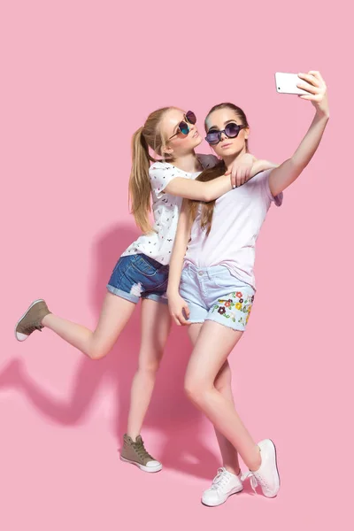 Mladí přátelé, přičemž selfie — Stock fotografie