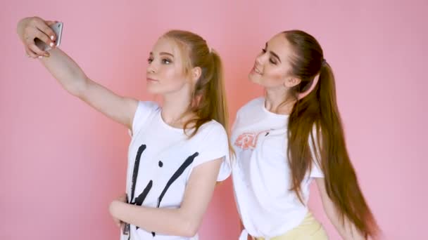 Junge Freunde machen Selfie — Stockvideo