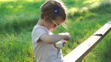 Sevimli kız tatlı sahip