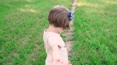 Sevimli kız üst elini tutarak