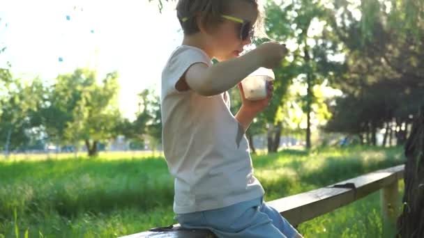 Schattig meisje met dessert — Stockvideo