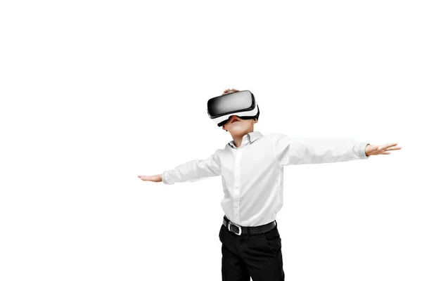 Chico excitado estando en realidad virtual — Foto de Stock