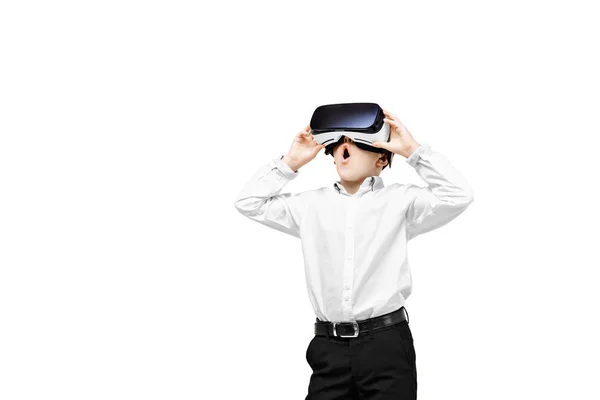 Chico excitado estando en realidad virtual — Foto de Stock