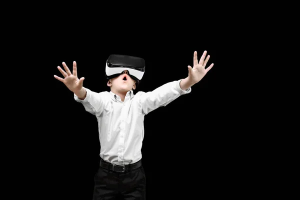 Chico excitado estando en realidad virtual —  Fotos de Stock