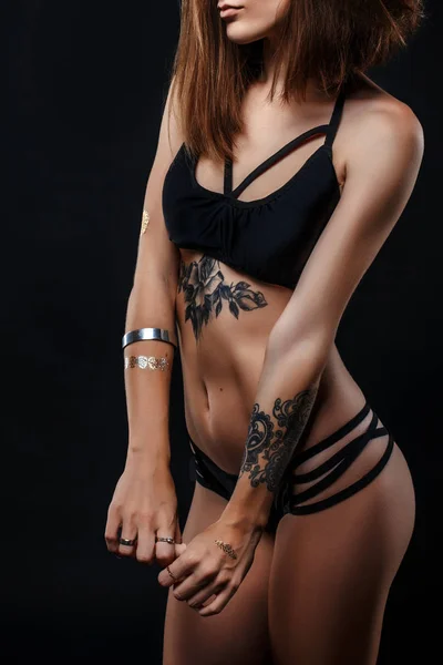 Femme brune sexy méconnaissable. Fille nue en lingerie érotique noire . — Photo