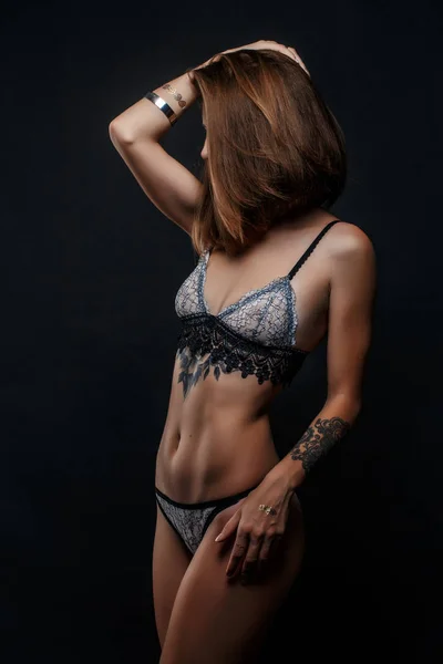 Onherkenbaar sexy brunette vrouw. Naakt meisje in zwarte erotische lingerie. — Stockfoto
