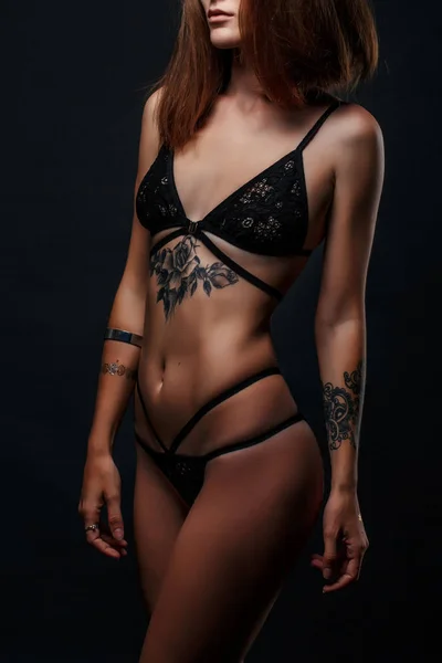 Onherkenbaar sexy brunette vrouw. Naakt meisje in zwarte erotische lingerie. — Stockfoto