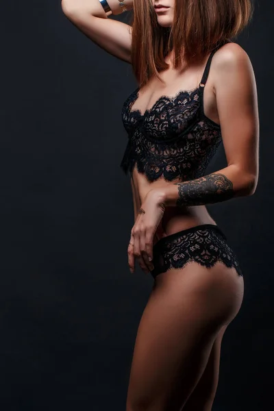 Mulher morena sexy irreconhecível. Menina nua em lingerie erótica preta . — Fotografia de Stock