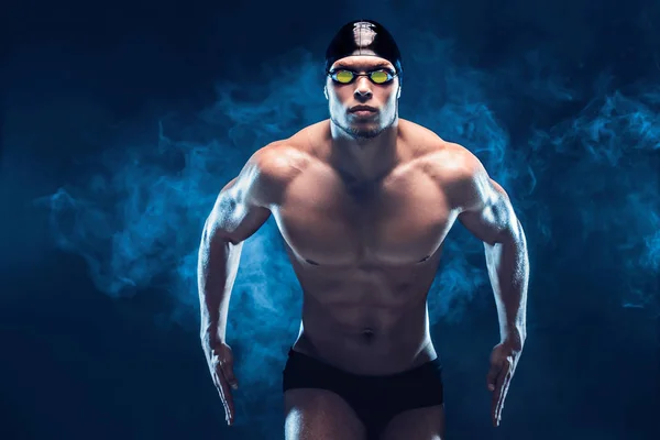 Ελκυστική και μυϊκή κολυμβητής. Studio βολή της νεαρό αθλητή shirtless σε μαύρο φόντο. Ο άνθρωπος με τα γυαλιά — Φωτογραφία Αρχείου