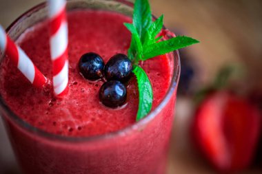 Renkli güler yüzlü ve çilek