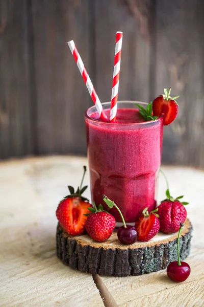 Friss smoothie és gyümölcsök — Stock Fotó