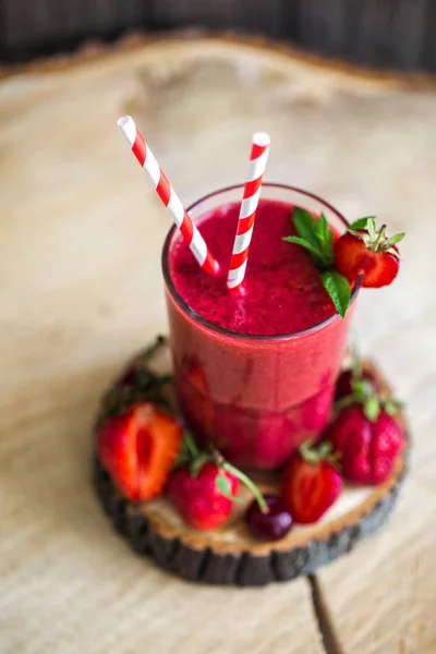 Friss smoothie és gyümölcsök — Stock Fotó