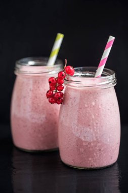 Kuş üzümü ile Berry pembe smoothies ve kızılcık, seçici odak