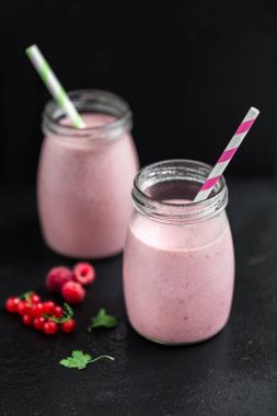 Kuş üzümü ile Berry pembe smoothies ve kızılcık, seçici odak