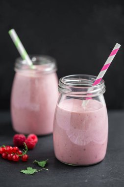 Kuş üzümü ile Berry pembe smoothies ve kızılcık, seçici odak