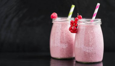 Kuş üzümü ile Berry pembe smoothies ve kızılcık, seçici odak