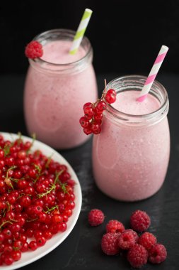 Kuş üzümü ile Berry pembe smoothies ve kızılcık, seçici odak