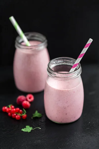 Bogyó rózsaszín smoothies, ribizli és a vörös áfonya, szelektív — Stock Fotó