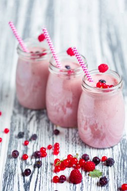 Milkshake kavanoz bir kenara çilek ile satır