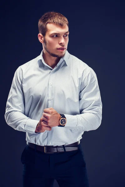 Mode junger Geschäftsmann auf dunklem Hintergrund — Stockfoto
