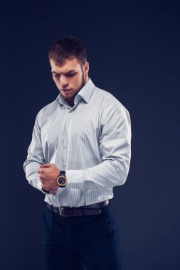 Moda genç işadamı koyu arka plan üzerinde