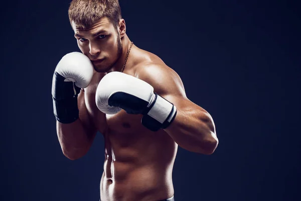 Gri arkaplanda agresif üstsüz boksör. — Stok fotoğraf
