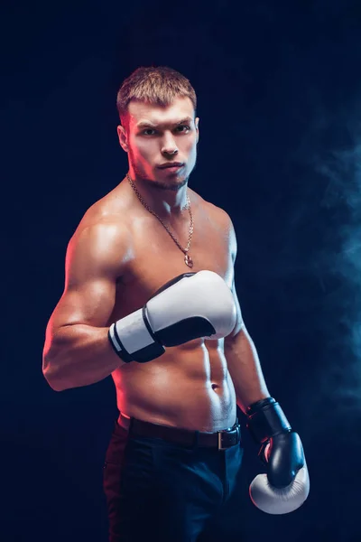 Agresywny bokser bez koszulki na szarym tle. — Zdjęcie stockowe