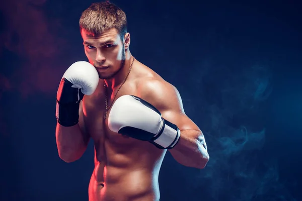 Boxer aggressivo senza camicia su sfondo grigio. — Foto Stock