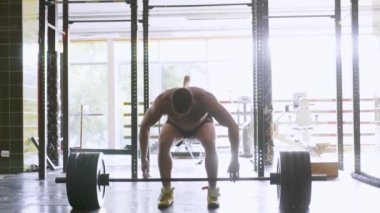 Gömleksiz adam spor salonunda Deadlift egzersiz yapmak. motivasyon.